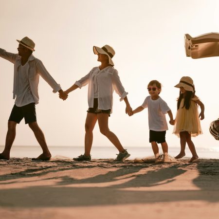 Benefícios 7 Asian family on the beach.Vacation time. Happy father, mother and son enjoying road trip