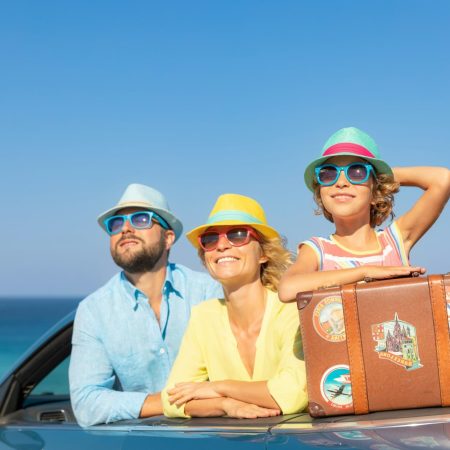 Benefícios 1 Happy family travel by car on summer vacation